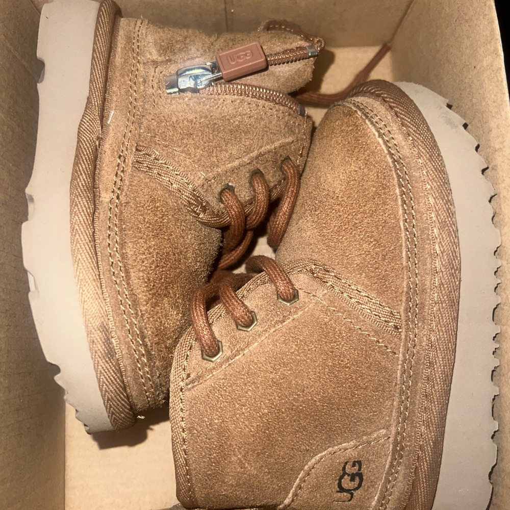 Excellent condition ! Toddler size 6c chestnut ugg boots!